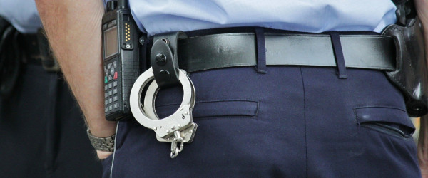 Polizist mit Handschellen (Quelle: pixabay.com)