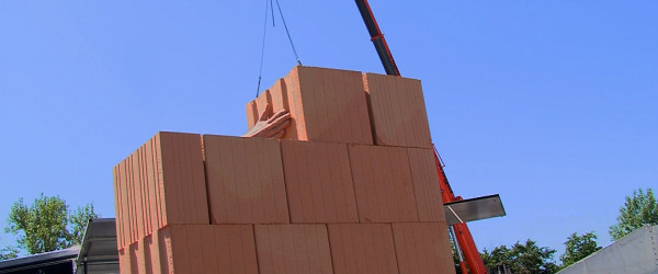 Rote Steine werden gestapelt (Quelle: RIK)