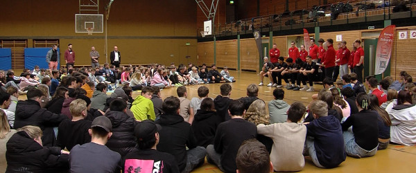 Sporthalle Engstingen mit Tigers und Schw&ouml;rerhaus (Quelle: RIK)